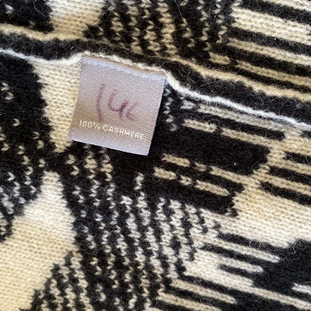 Neiman Marcus Abstract Cashmere Cardigan - Picture 6 of 7